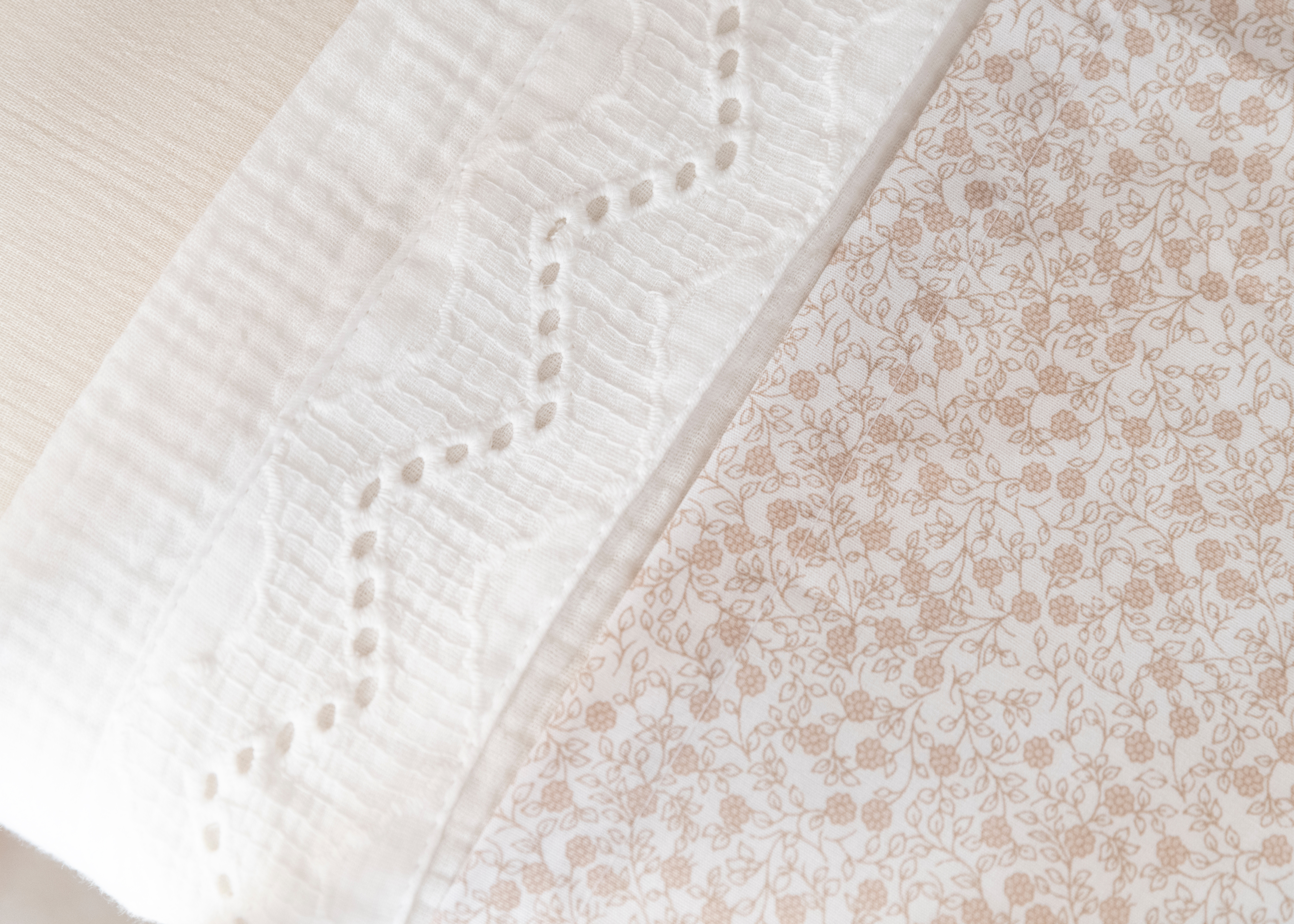 Baby crib sheet Calm white - with embroidery