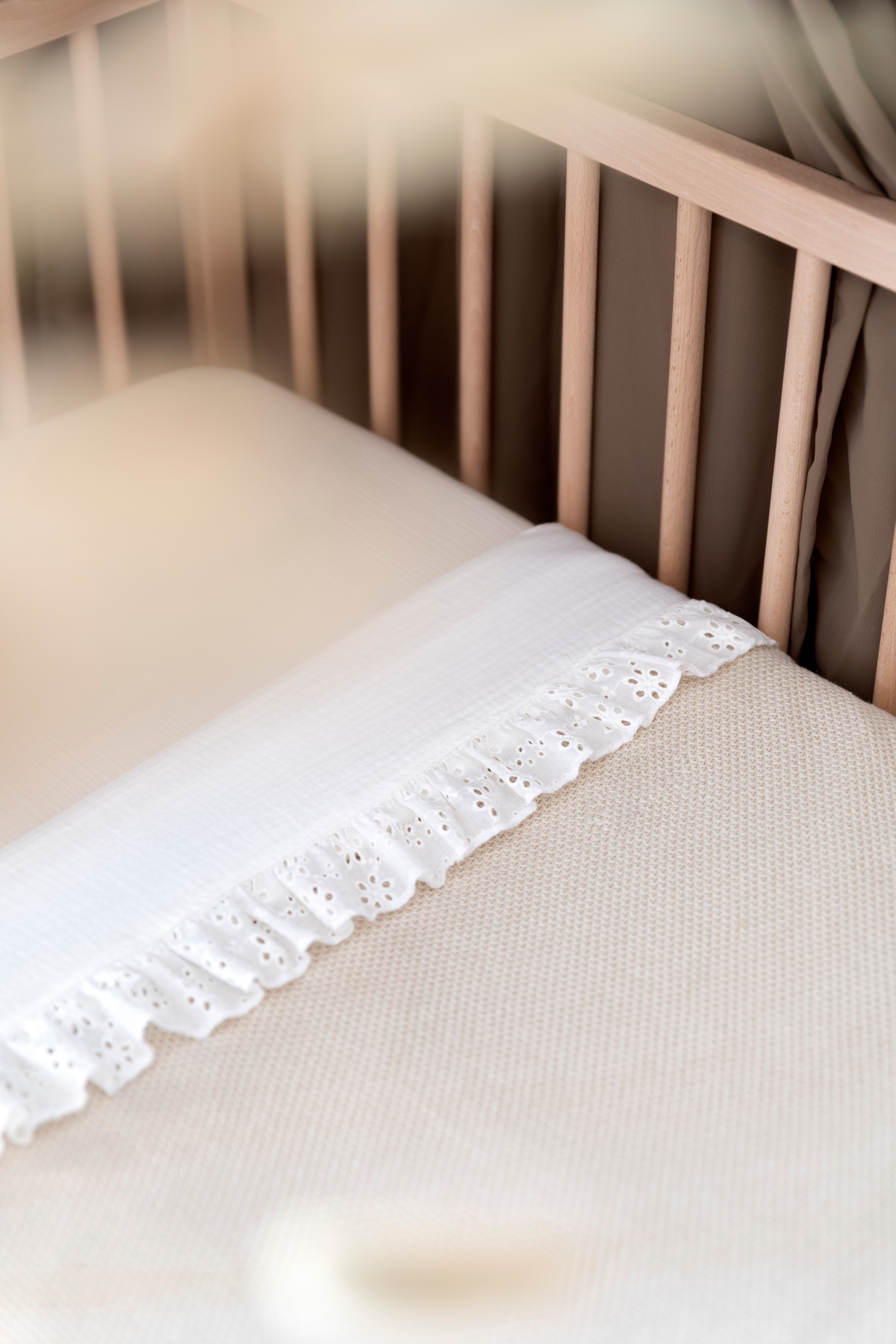 Baby crib sheet Calm white - with ruffle