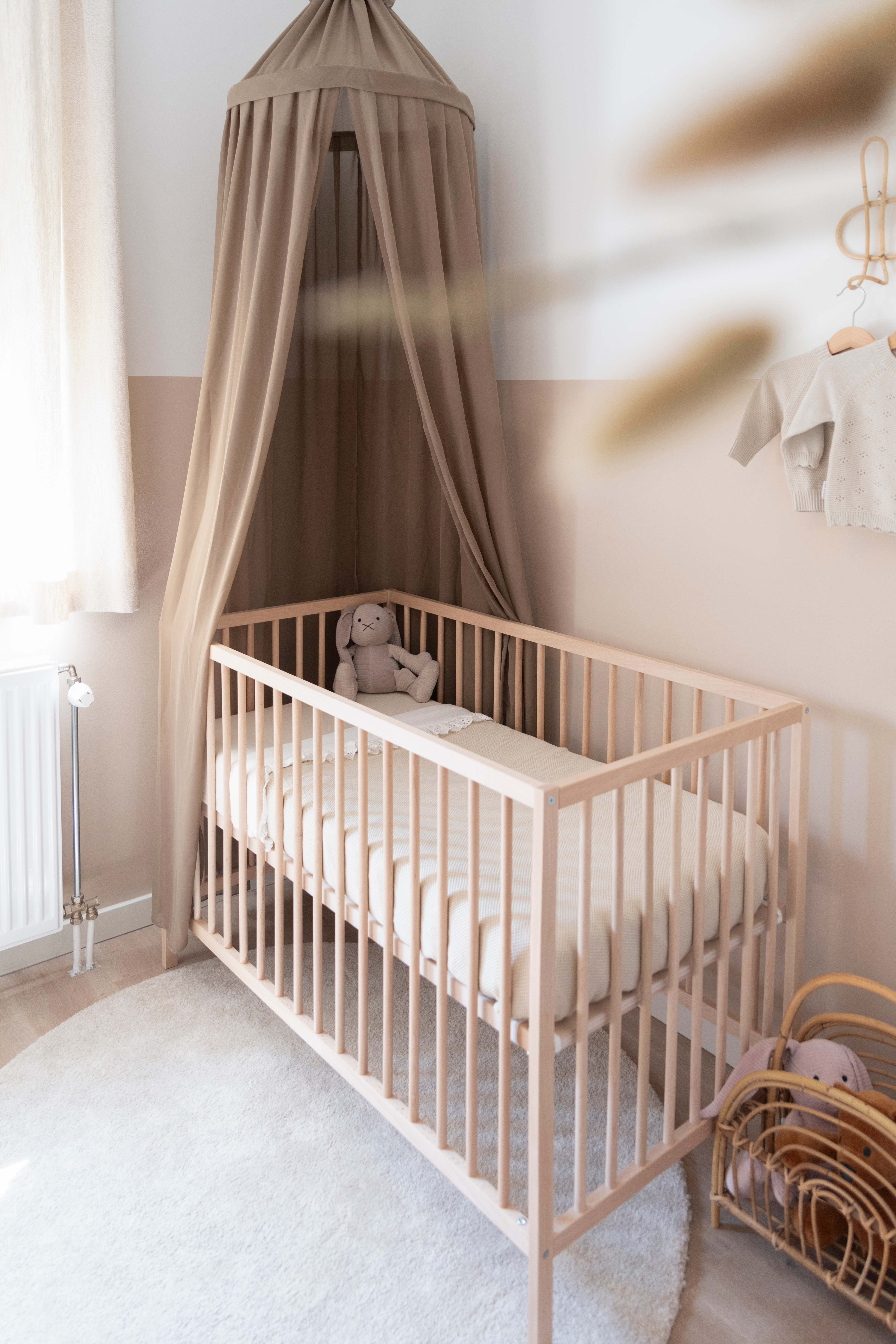 Baby crib sheet Calm white - with ruffle